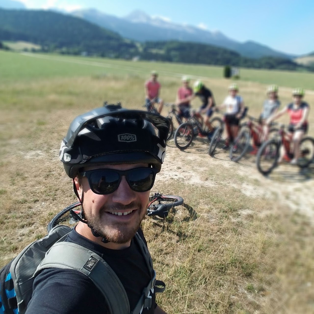 Groupe de vététistes réuni avant le départ