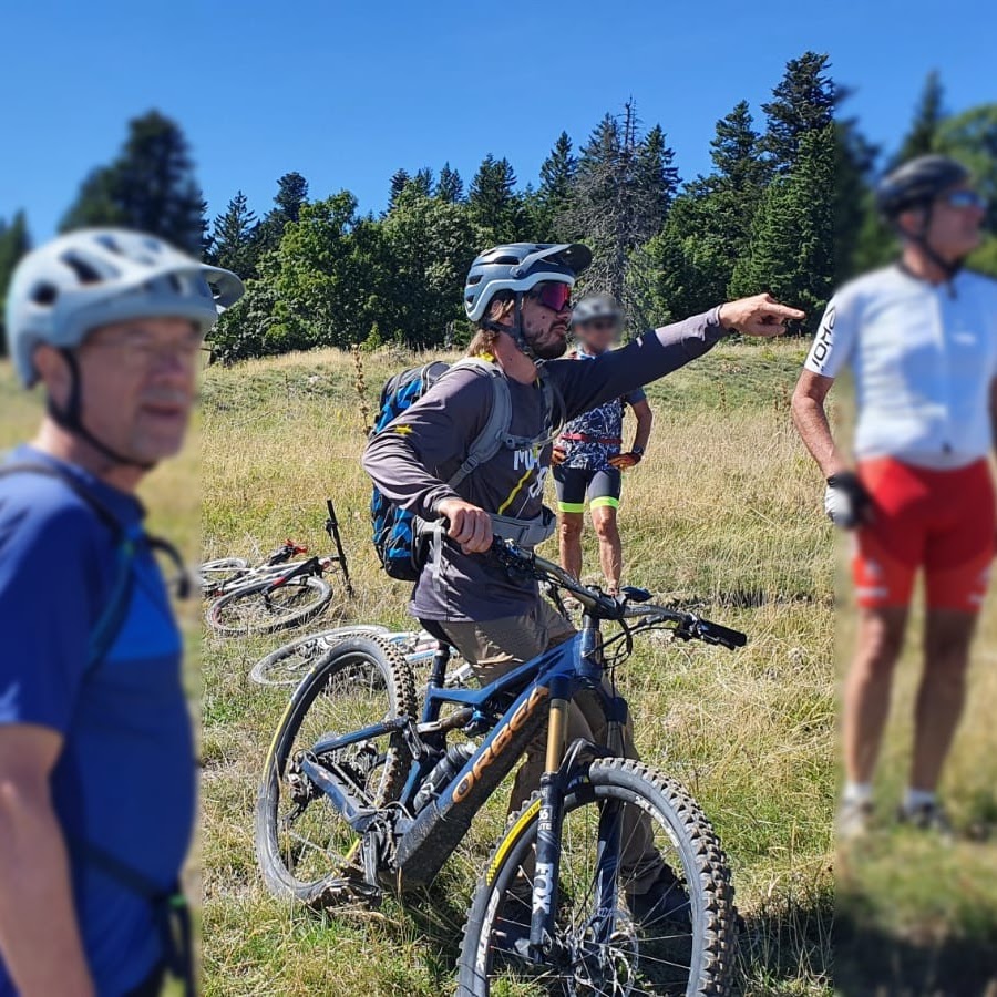 Etienne indiquant l'itinéraire à un groupe de vététistes sur les hauts plateaux