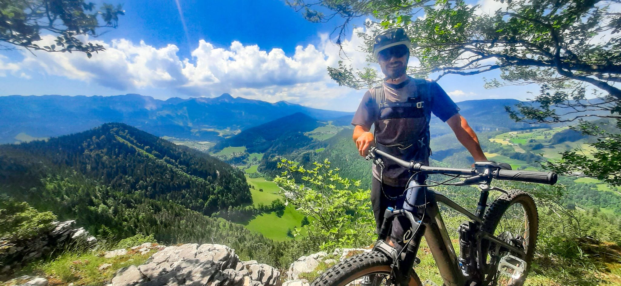 Etienne Anglaret et son VTT face aux crêtes du Vercors