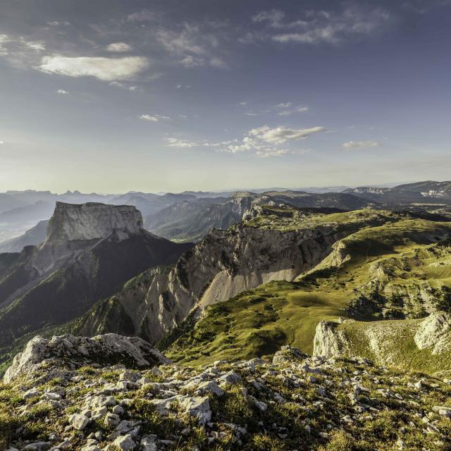 Le Mont Aiguille et les hauts plateaux du Vercors au coucher du soleil