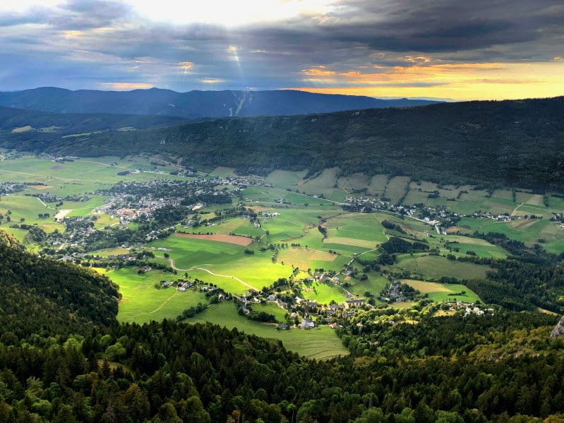 Vue au crépuscule sur une vallée du Vercors